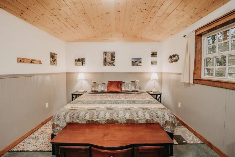 72mf - Rustic - Pets Ok - Sleeps 2 1 Bedroom Cabin by Redawning