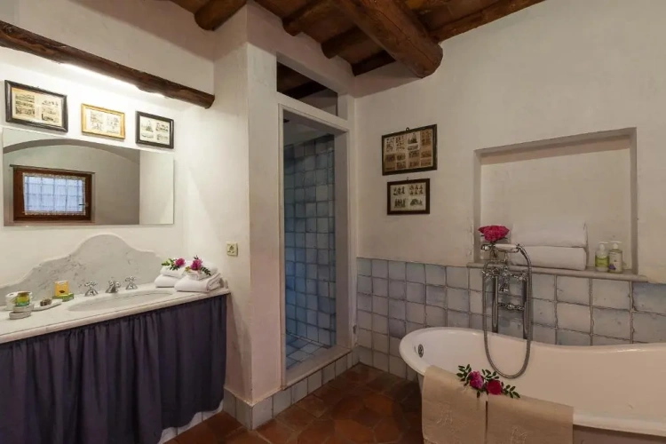 2 Bedrooms Villa
