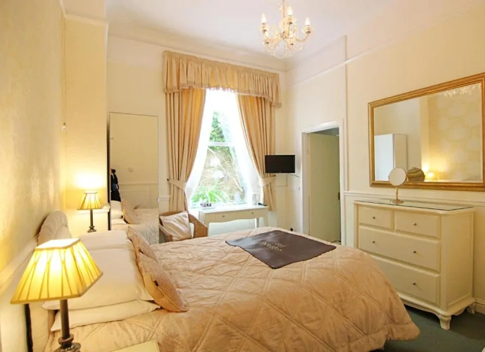 Superior Double Basement room