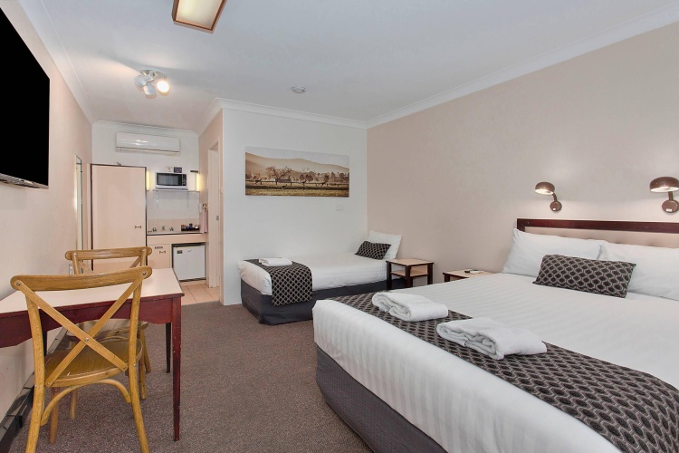 Standard Triple room
