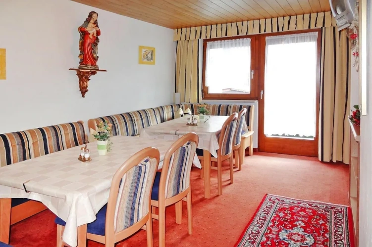 3 Bedrooms Classic Apartment