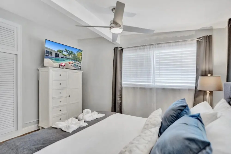 5BR with Heated Pool 5 min to Beach