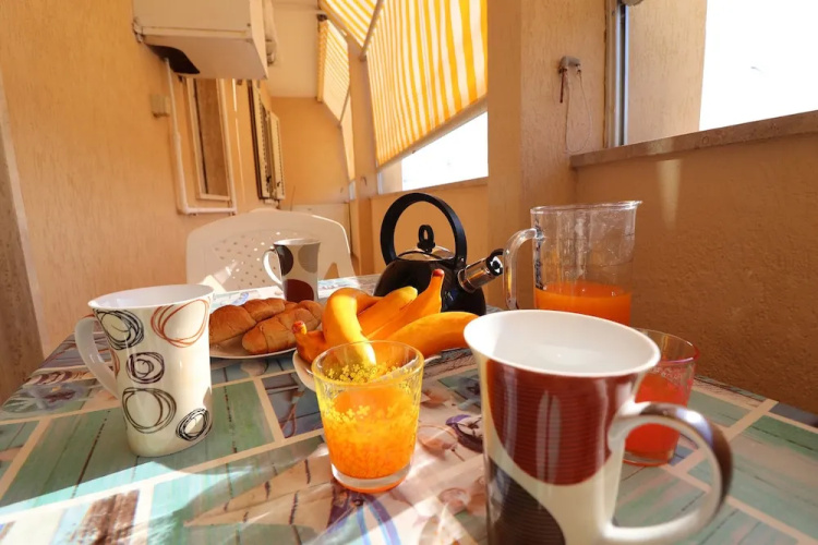 Central Apartment On The Beach With Balcony, Wi-fi Air Conditioning Parking
