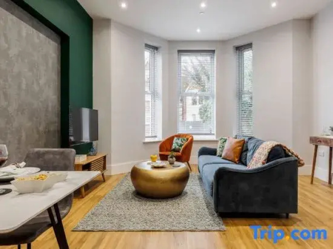 Spacious Seaside 2-Bed Apt w/ Free Gym & Parking