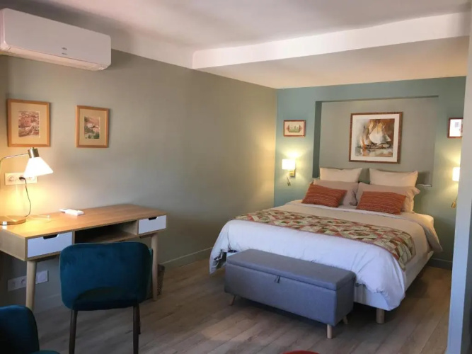 Au cœur du vieux Toulon au calme appartement rénové climatisé confortable étage élevé avec ascenseur proche parking et toutes commodités