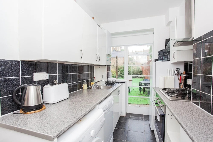 Spacious Shepherds Bush Apartment With Garden