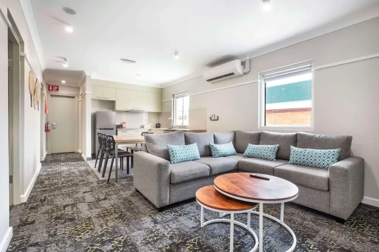 4 Bedrooms Apartment