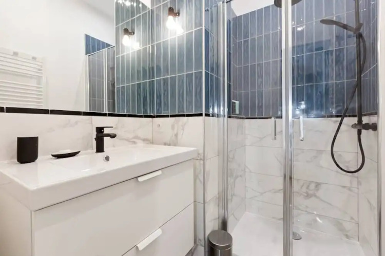 Chic & Contemporary Apartment With Two Bedroom - Image 13