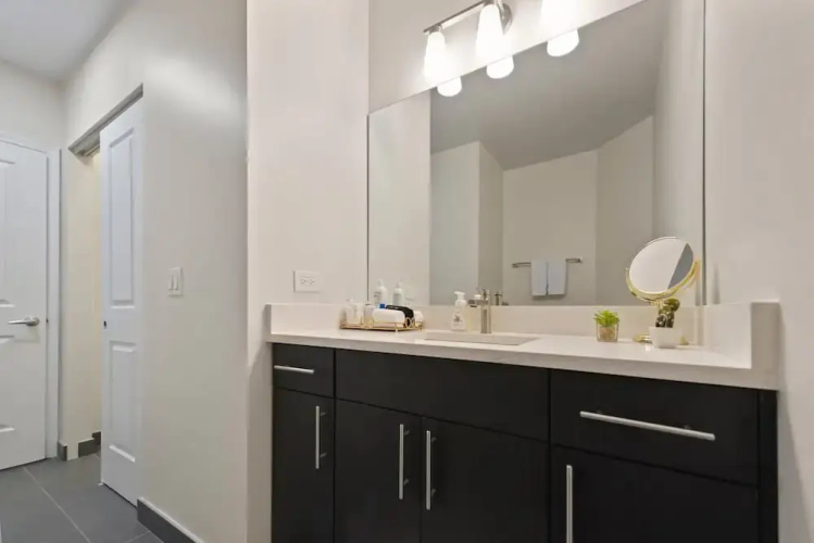 Near Riverwalk 2BR Private Balcony Downtown