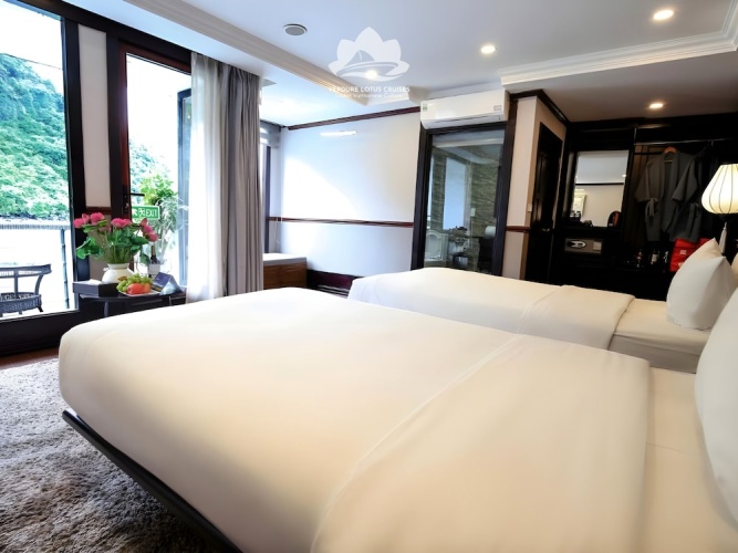 Deluxe room with balcony and with bay view