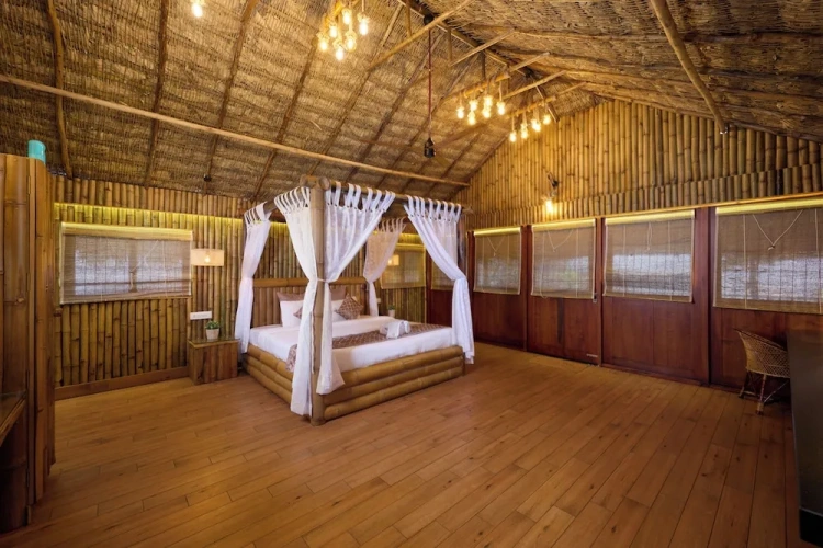 Standard room with balcony and beachfront
