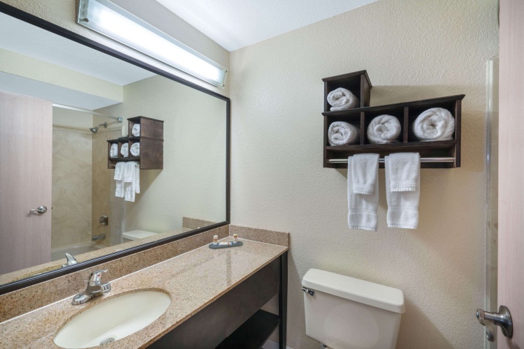 La Quinta Inn & Suites by Wyndham Memphis Airport Graceland photo 11