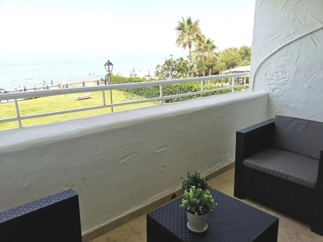 Amazing 3bedroom flat with seafront views & pool by SharingCo