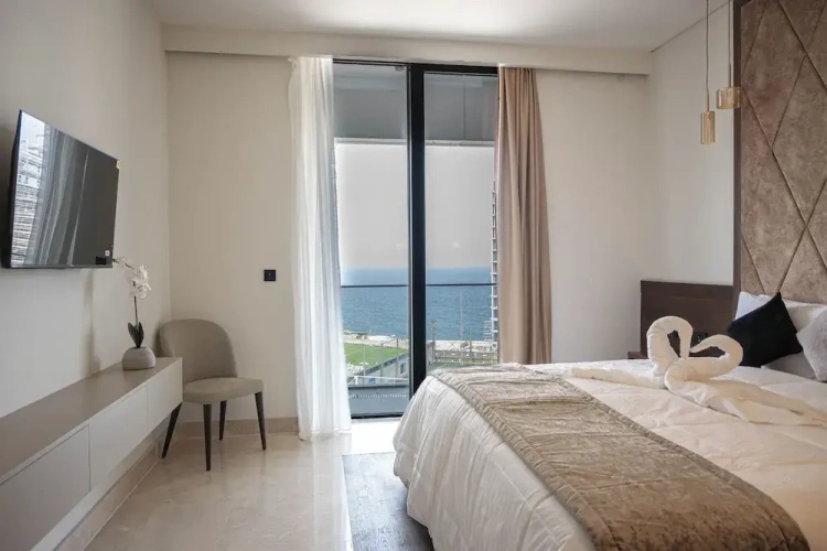 3 Bedrooms Luxury Apartment with balcony and with harbour view