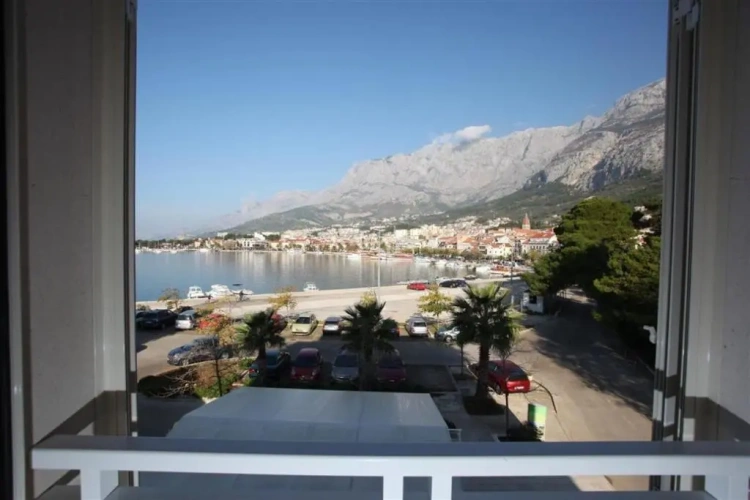 Apartment with sea view