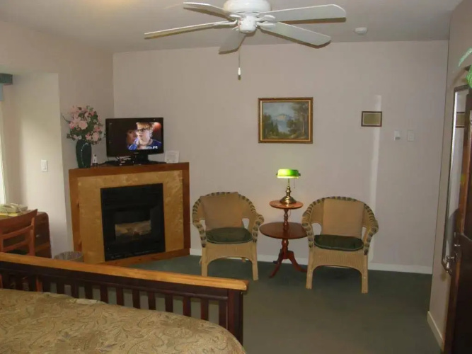 Cedar Wood Lodge B&B