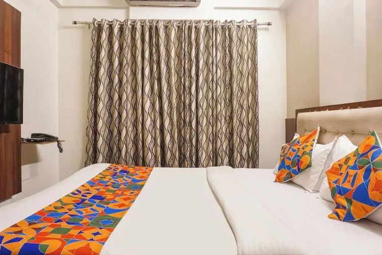 FabHotel Executive Pearl Inn - Nr. Twin tower