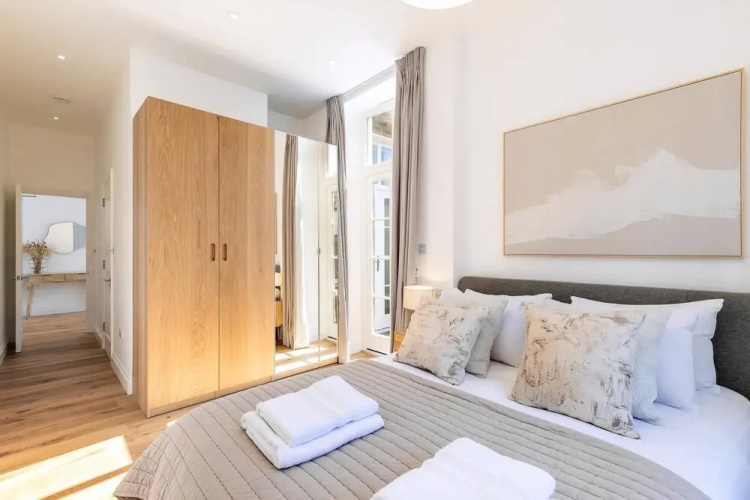 Bright & Elegant Chelsea Getaway: Private Balcony!