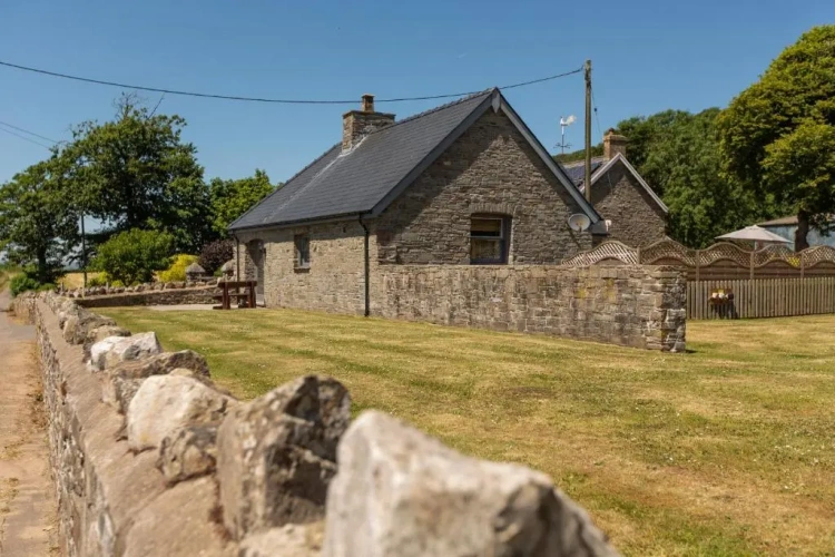 2 Bedrooms Cottage