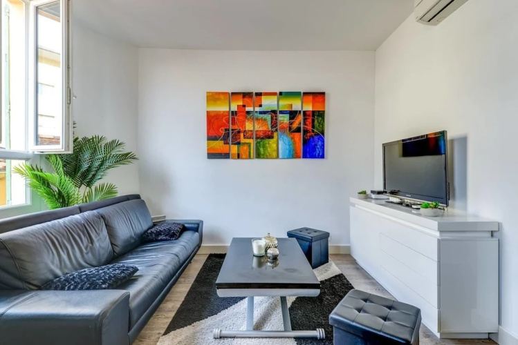 Beautiful Modern 3 Bedroom Apartment in Center