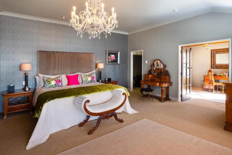 Deluxe Suite with lake view