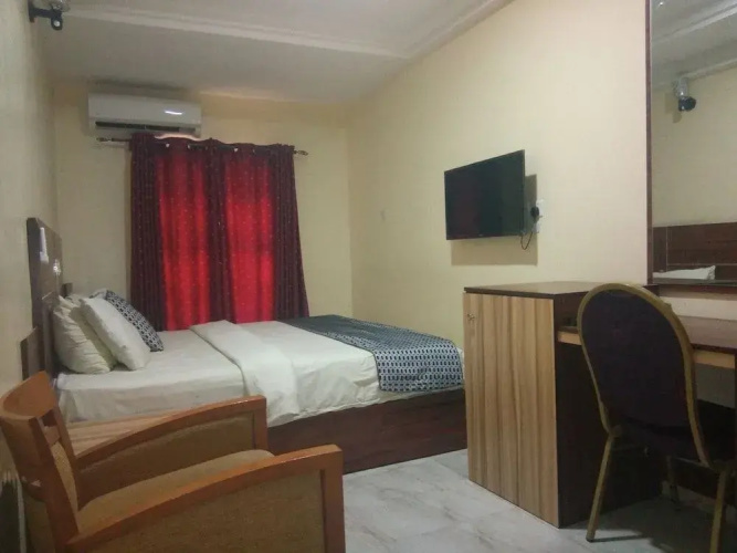 Lois Hotel