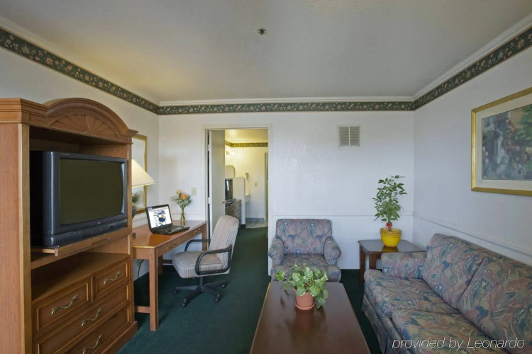 Studio 6 Commerce CA