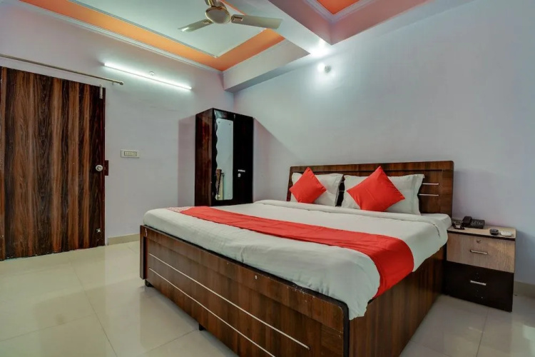 OYO Flagship 19036 Hotel Royal Raj