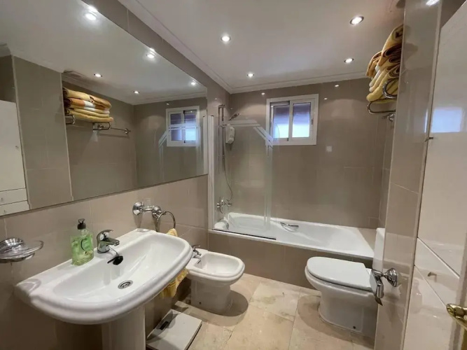 Pent-house, 3 Bedroom, Sleeps 6, Parking