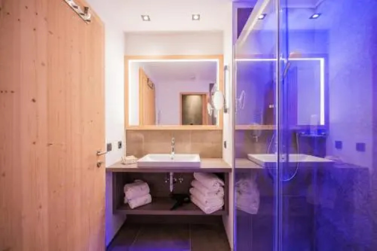 Helmhotel