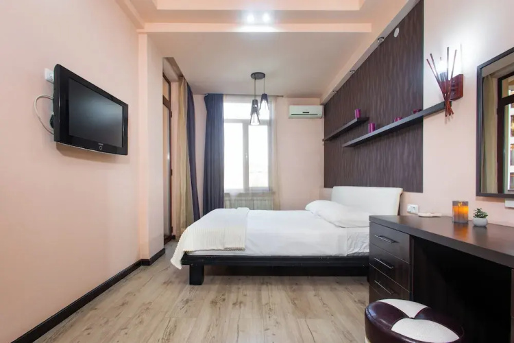 Apartment by Luxe Group DI8210