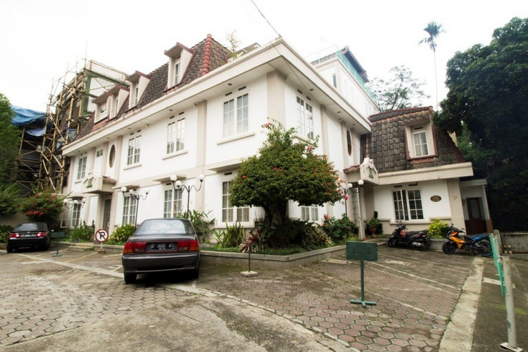 RedDoorz Plus near Parahyangan University Hotel Overview