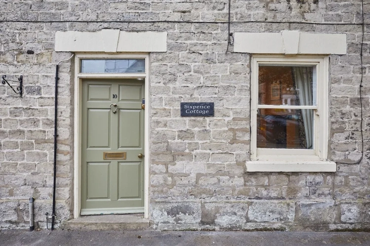 Host Stay Sixpence Cottage