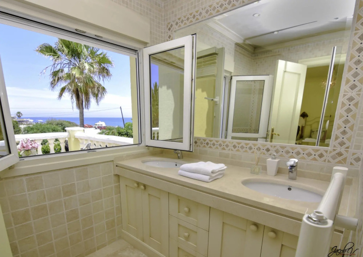 20001 - Exquisite Villa 50M To Beach