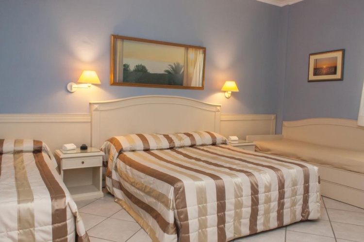 Standard Triple room
