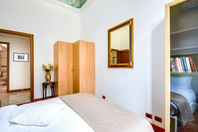 Large and Charming Flat Near Termini