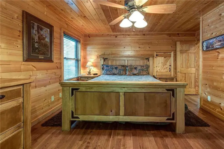 Bear Bluffs 1 Bedroom Home with Hot Tub