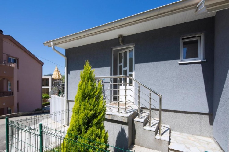 Bungalow with balcony and with garden view