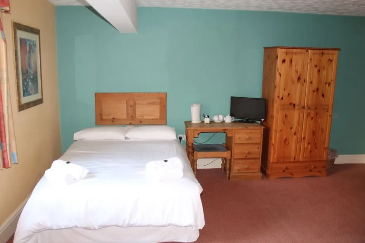 1 Bedroom Standard Quadruple Family room with mountain view