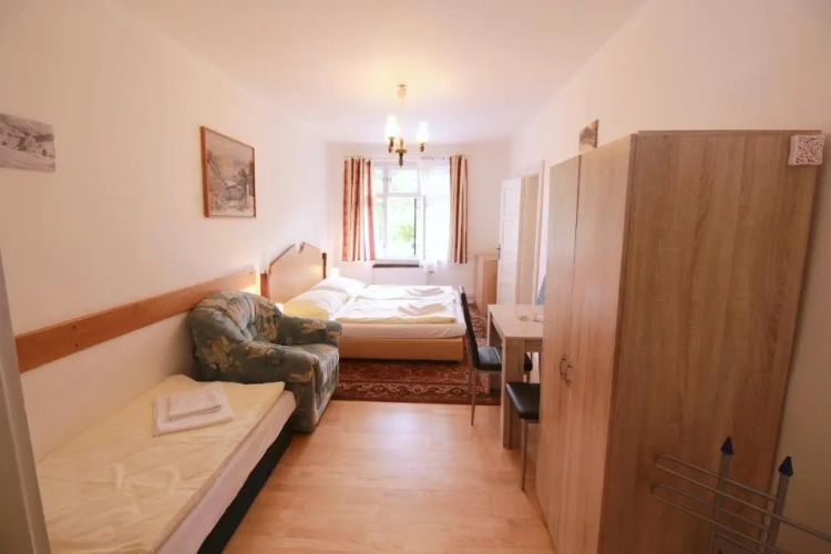 Standard Quintuple Family room
