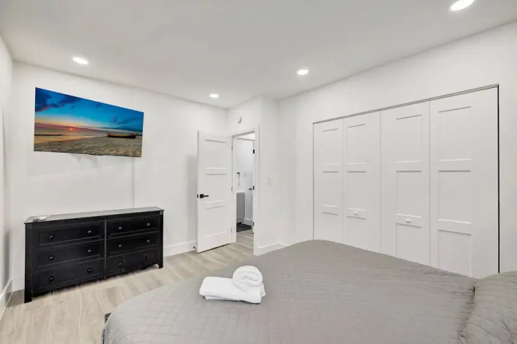 2BR 1BA off Las Olas Steps to Beach