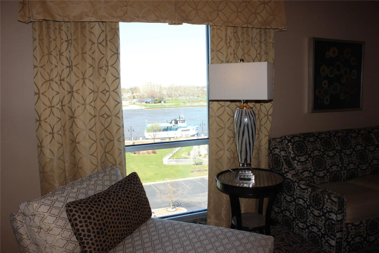 DoubleTree by Hilton Hotel Bay City - Riverfront photo 8