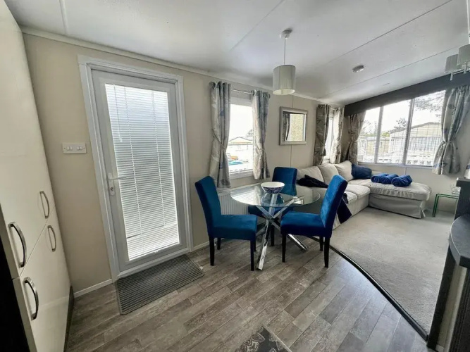 Caravan - Sleeps 4 - Pool - Pet Friendly