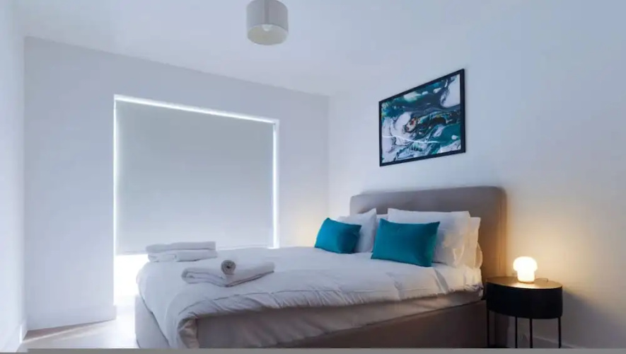 Luxury Manchester Apartment - Yellow