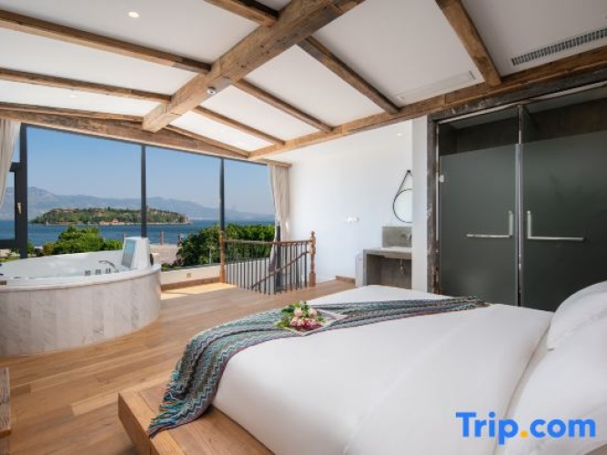 Standard Duplex room with lake view