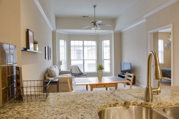 Southend 1 BR Apt with Parking by Frontdesk