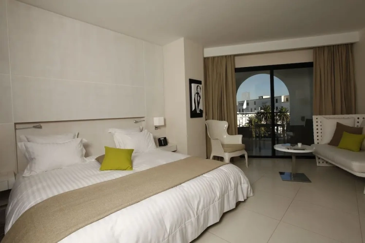 Standard room with balcony and with city view