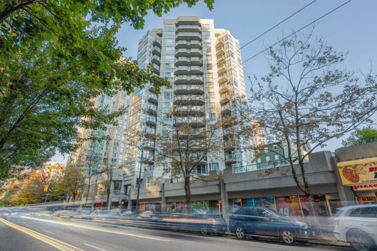 Luxe 2BR Condo w Skyline Views In-suite Laundry