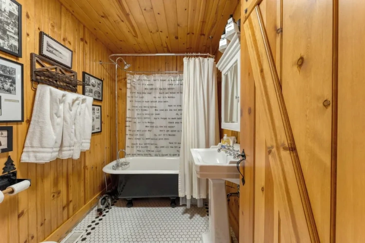 5 Bedrooms Cottage