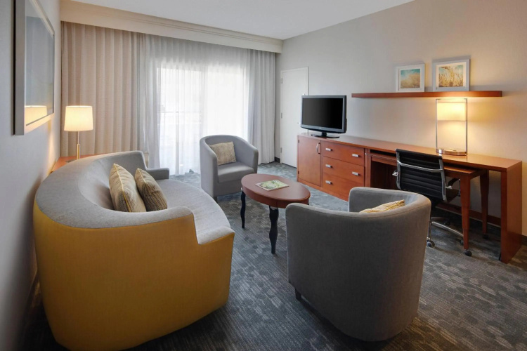 Courtyard by Marriott Addison Midway